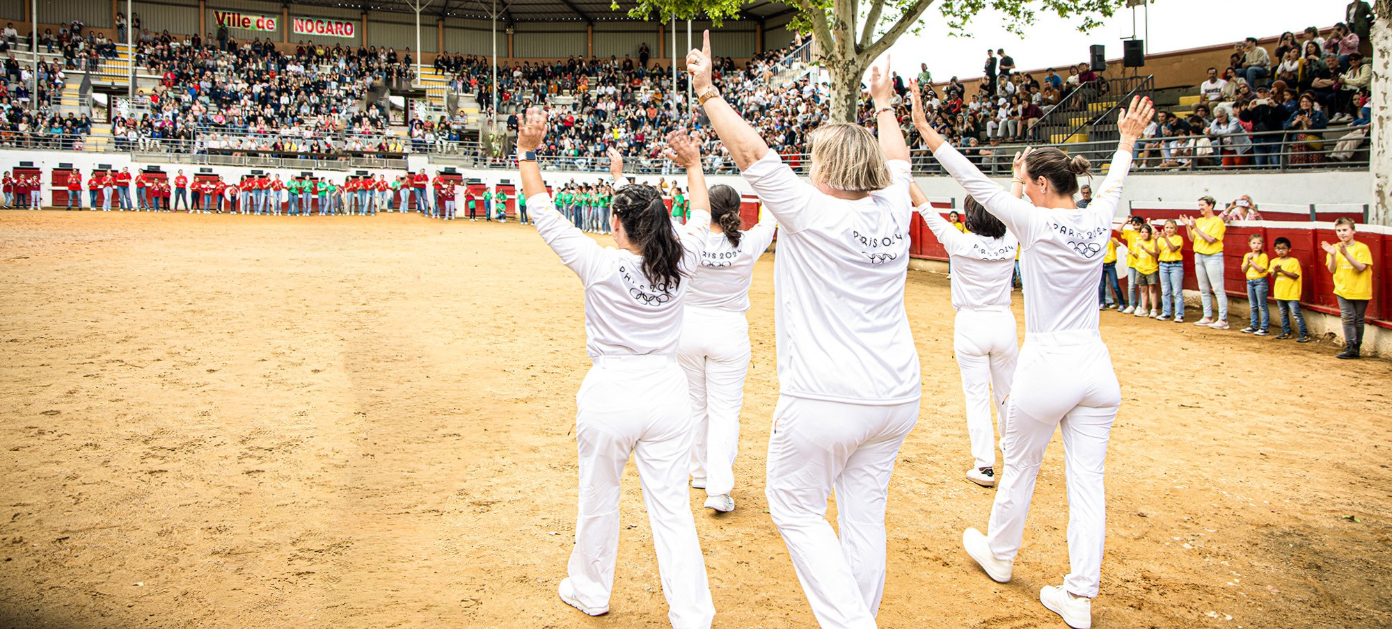 0 Les porteuses saluent le public 1bis 180524.jpg