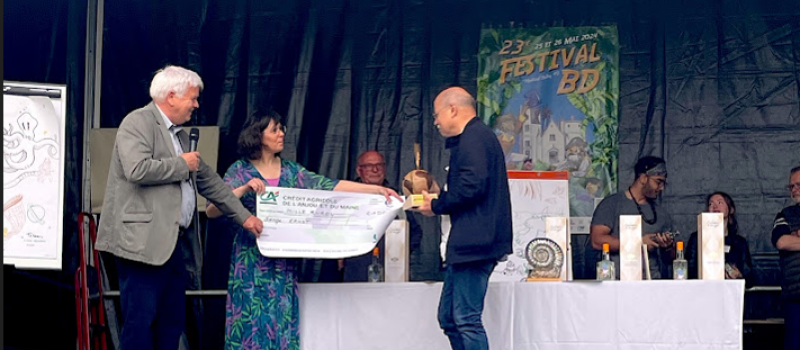 Serge Ernst reçoit un prix pour l'ouvrage "Auprès de mon arbre"
