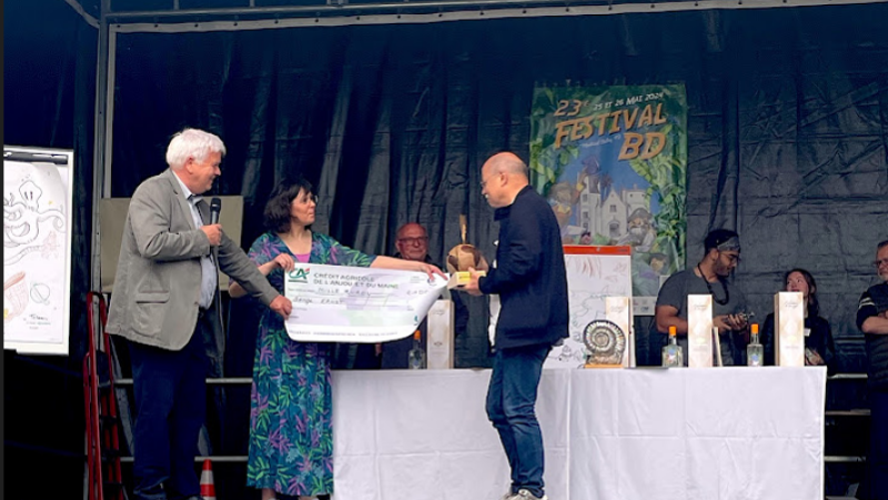 Serge Ernst reçoit un prix pour l'ouvrage "Auprès de mon arbre"