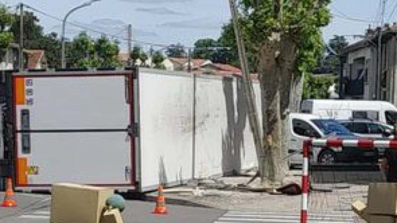 Un semi se renverse sur les boulevards