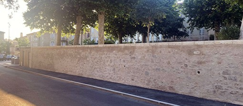 Allées de Gaulle : Le mur rénové et bien rénové