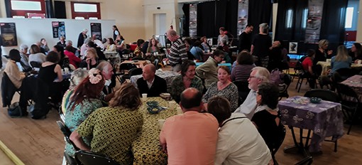 slam Les gens prennent place dans une configuration Cabaret (002).jpg