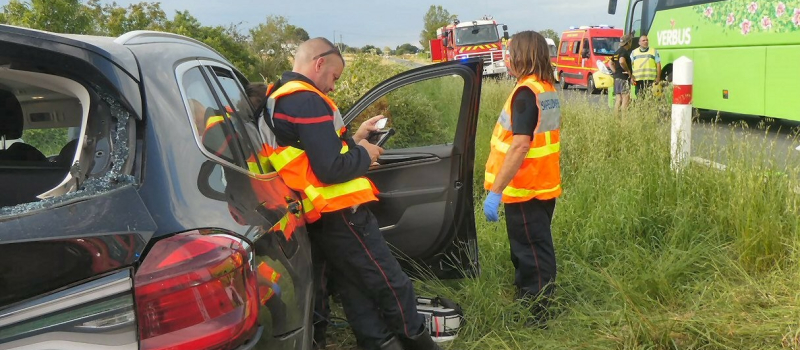 Une voiture légère coupe la route à un bus , transportant de jeunes enfants
