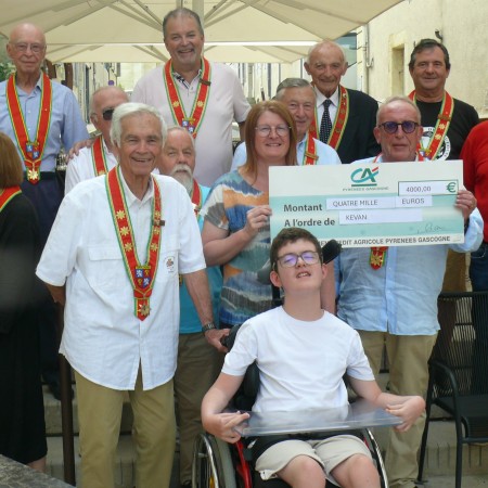 Un don de 4 000 euros remis par les Anysetiers de La Commanderie de Gascogne à Kéva