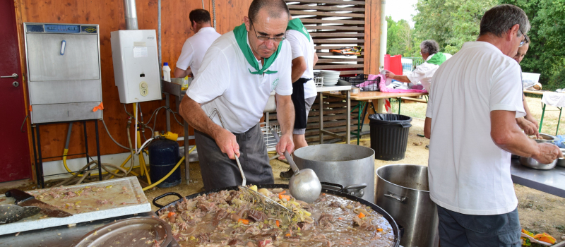 Avec la Confrérie de la Fève, repas original servi pour une noble cause