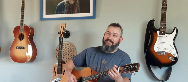 Olivier Laubréaux : " O Lutherie" a ouvert une extension à son atelier de création de guitares : La boutique d'accessoires, cordes, médiators, capodastre etc ...
