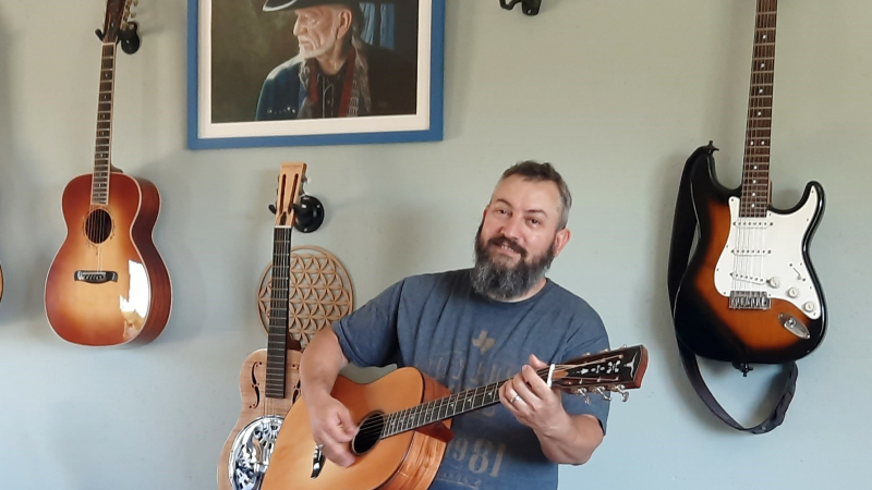 Olivier Laubréaux : " O Lutherie" a ouvert une extension à son atelier de création de guitares : La boutique d'accessoires, cordes, médiators, capodastre etc ...