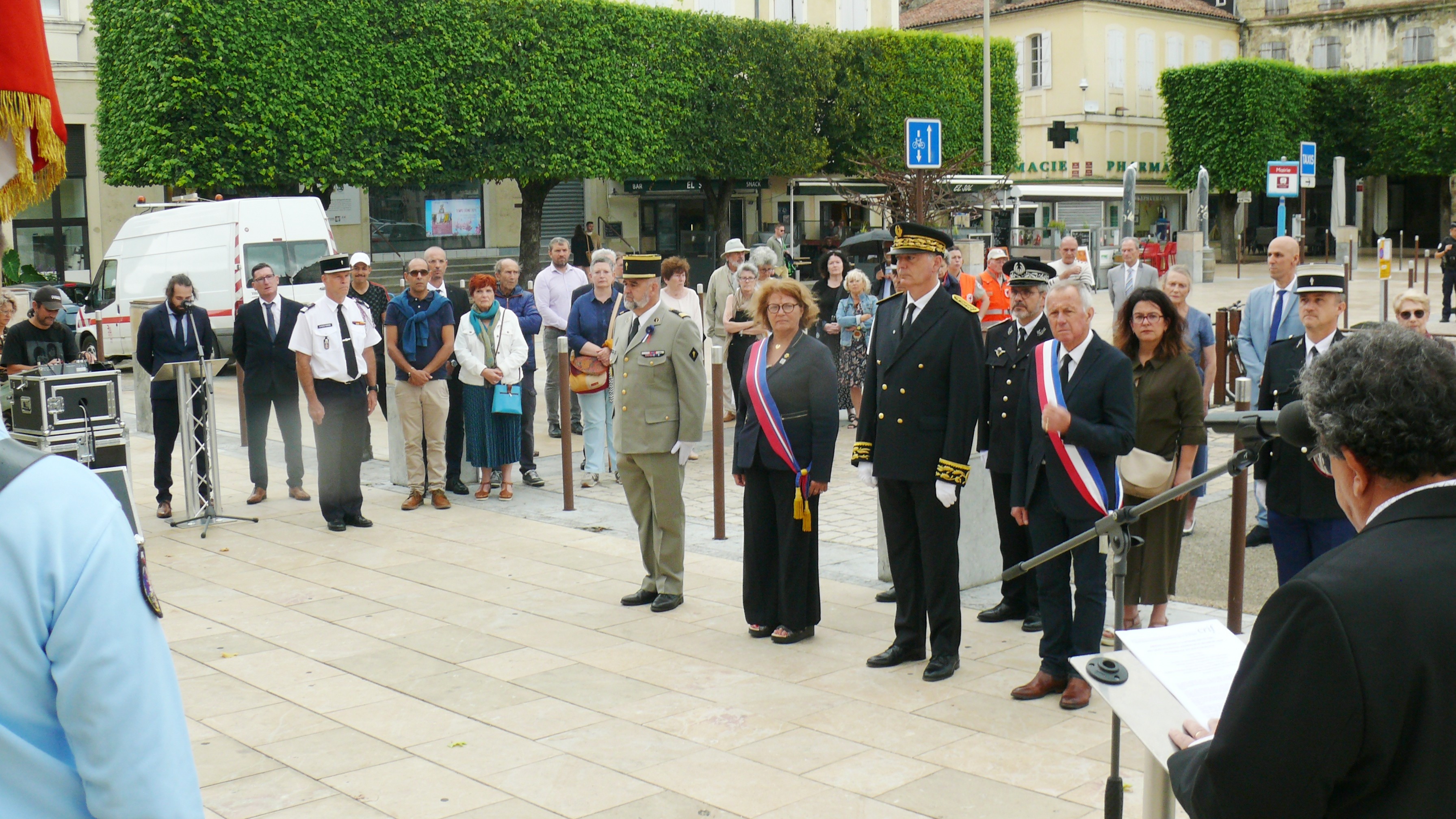 Les autorités.