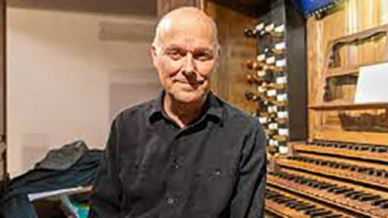 Michel Laramée aux claviers de l'église de Sauveterre