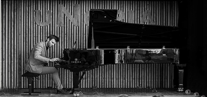 fleurance piano scene  insolite.JPG