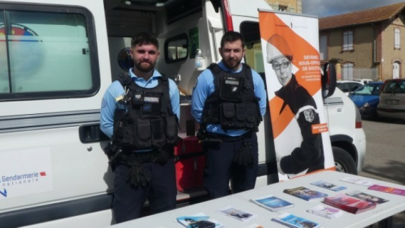 permanence du véhicule itinérant de la gendarmerie
