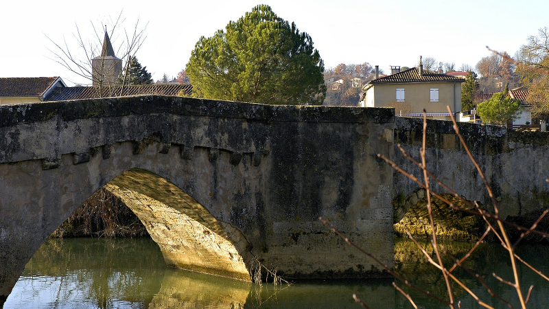Le vieux pont de Pavie dégradé accidentellement  fermé à la circulation