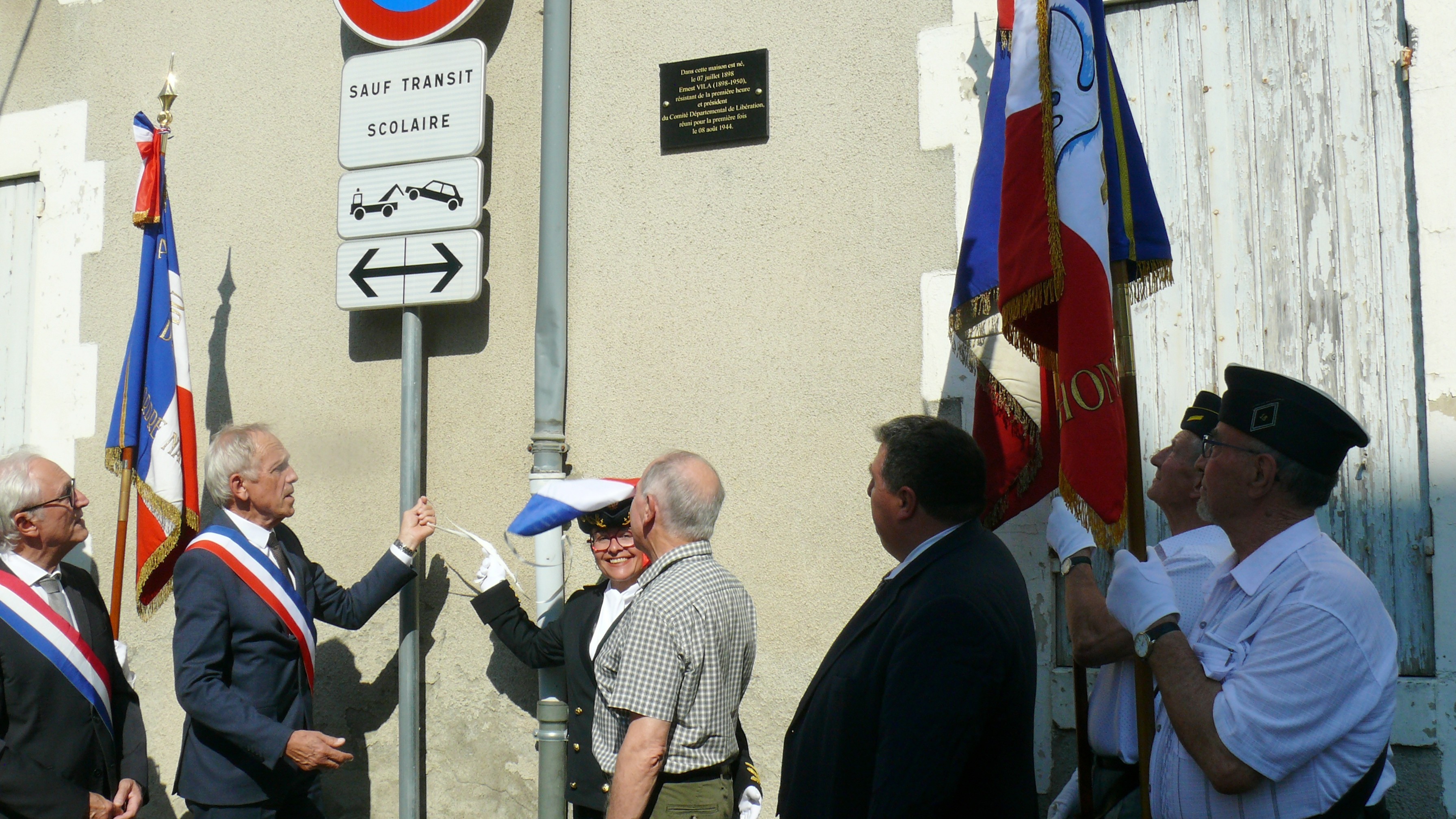 La plaque commémorative dévoilée.