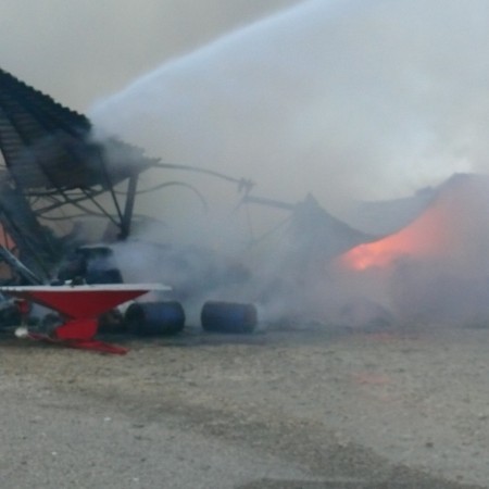 Un hangar de 300 m2 détruit par un incendie