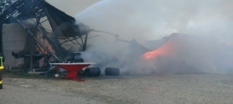 Un hangar de 300 m2 détruit par un incendie