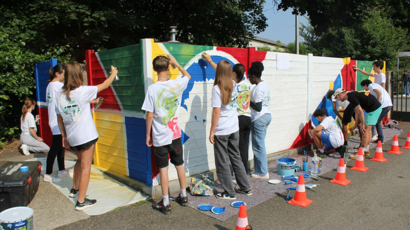 L'office de tourisme, réunit 12 adolescents âgés de 14 à 17 ans pour la réalisation d'une fresque murale