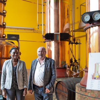 0 La sous-préfète et Patrick Farbos dans la distillerie 1bis 040924.jpg