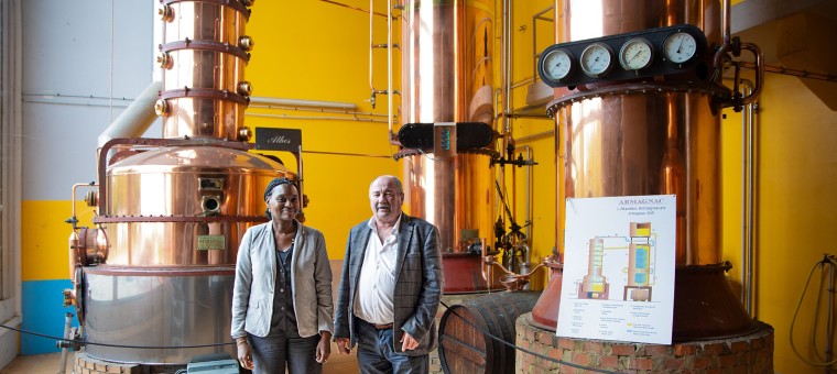 0 La sous-préfète et Patrick Farbos dans la distillerie 1bis 040924.jpg