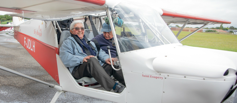 Sa famille lui offre un vol en ULM à l'aéro-club de Nogaro pour son 90e anniversaire