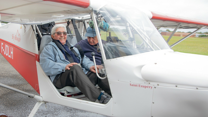 Sa famille lui offre un vol en ULM à l'aéro-club de Nogaro pour son 90e anniversaire