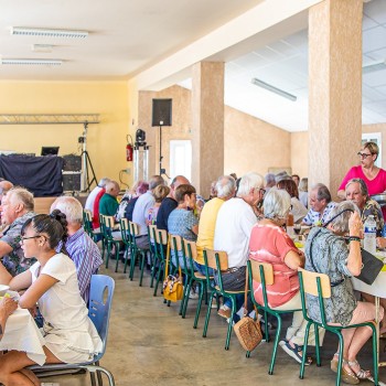 0 Repas dans la salle des fêtes de Loussous-Débat 1bis 011023.jpg