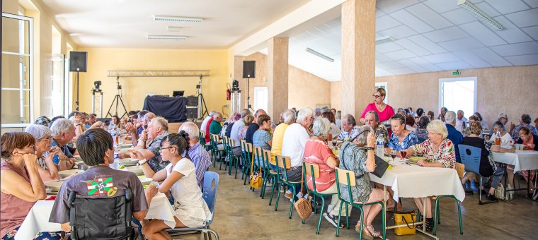 0 Repas dans la salle des fêtes de Loussous-Débat 1bis 011023.jpg