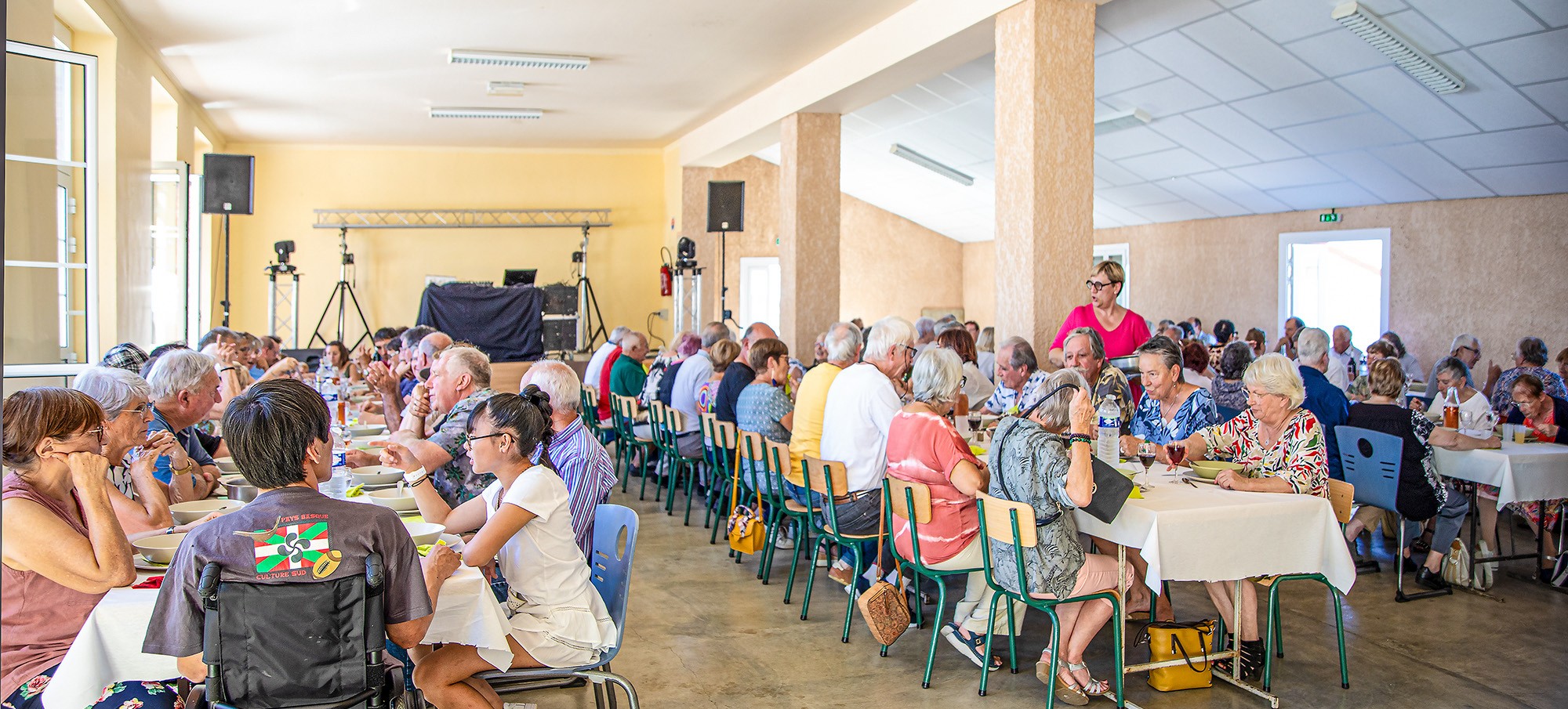 0 Repas dans la salle des fêtes de Loussous-Débat 1bis 011023.jpg