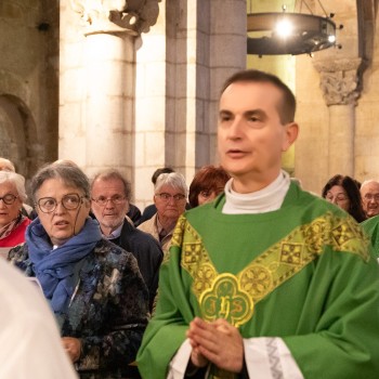 0 Le père Alain Quierzy précédé du père Guy Touton et de l'archevêque Bertrand Lacombe 1bis 290924.jpg