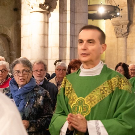 0 Le père Alain Quierzy précédé du père Guy Touton et de l'archevêque Bertrand Lacombe 1bis 290924.jpg