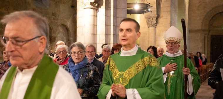 0 Le père Alain Quierzy précédé du père Guy Touton et de l'archevêque Bertrand Lacombe 1bis 290924.jpg