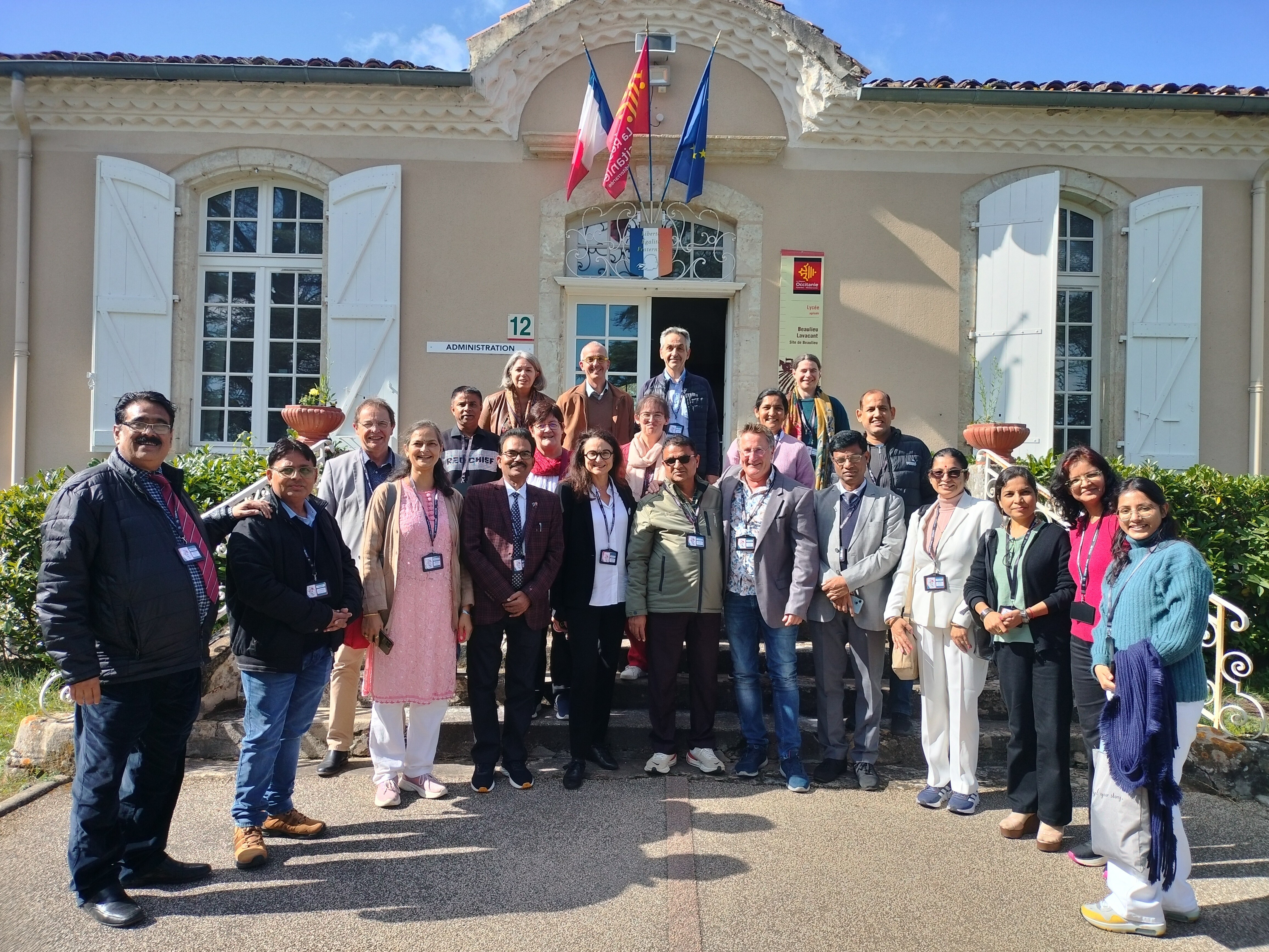 La délégation sur le départ de vant l'administration du lycée Beaulieu.