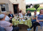 Repas de midi dans la cour du tiers-lieu 2.jpg