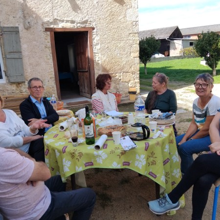 Repas de midi dans la cour du tiers-lieu 2.jpg