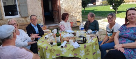 Repas de midi dans la cour du tiers-lieu 2.jpg