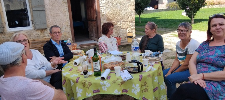 Repas de midi dans la cour du tiers-lieu 2.jpg