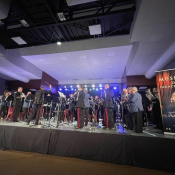 Standing ovation pour la musique des parachutistes de Toulouse