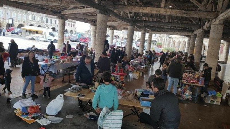 Avant le marché de Noël,  le Foyer Rural de Mauvezin propose une « Bourse aux jouets »