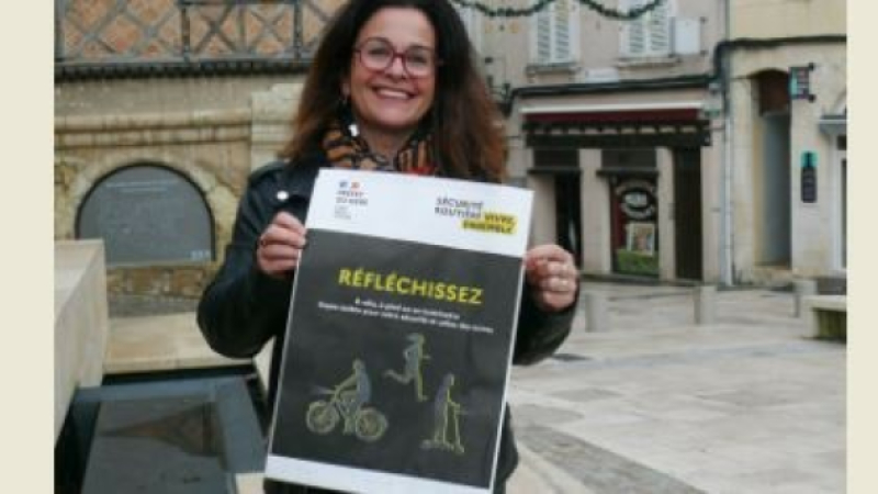 Être visible sur la route : la préfecture du Gers distribue des pochettes chez les commerçants