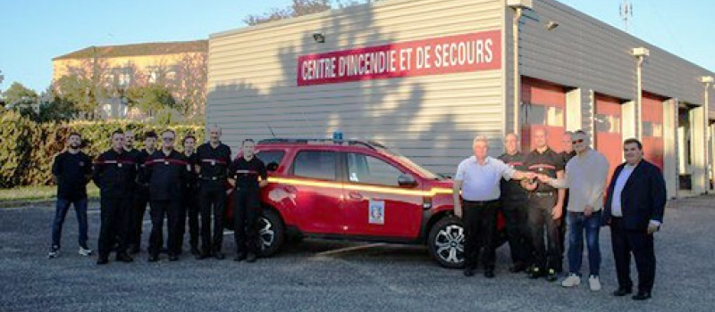 Remise officielle du nouveau Duster au chef du centre d'incendie et de secours de Saint-Clar.