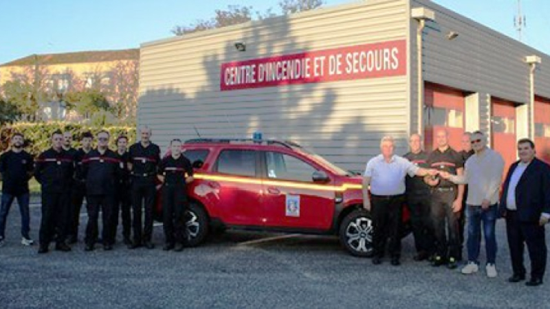Remise officielle du nouveau Duster au chef du centre d'incendie et de secours de Saint-Clar.