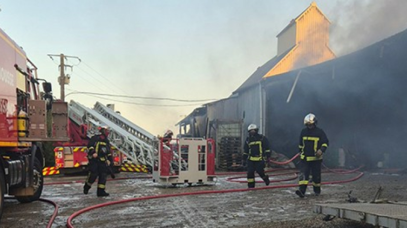 Important incendie sur un bâtiment agricole