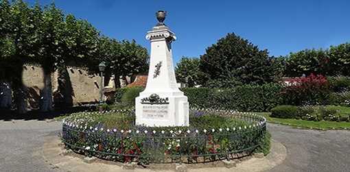 Pavie_ monument aux morts.jpg