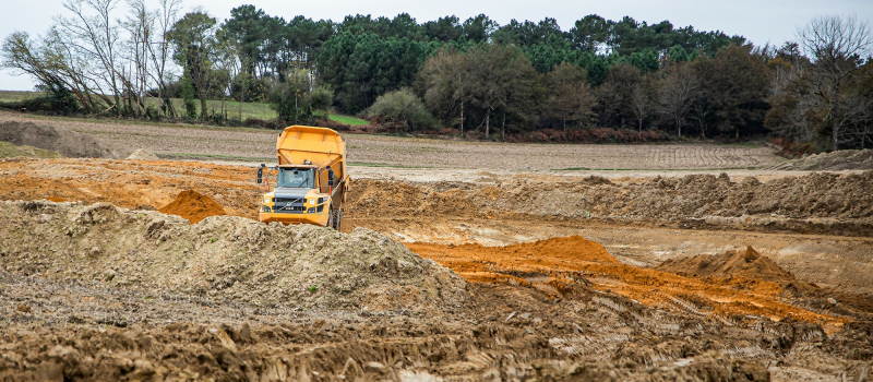 Toujouse: le préfet visite la retenue d'eau de la Tuilerie en cours d'agrandissement