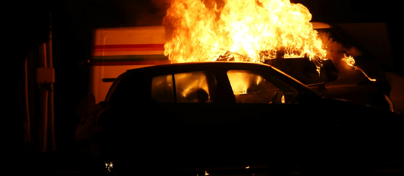 Flash Infos: une voiture en feu au Garros