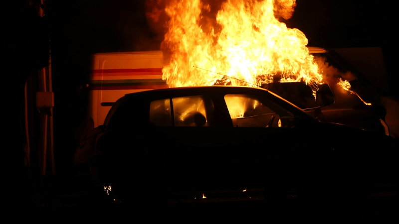 Flash Infos: une voiture en feu au Garros
