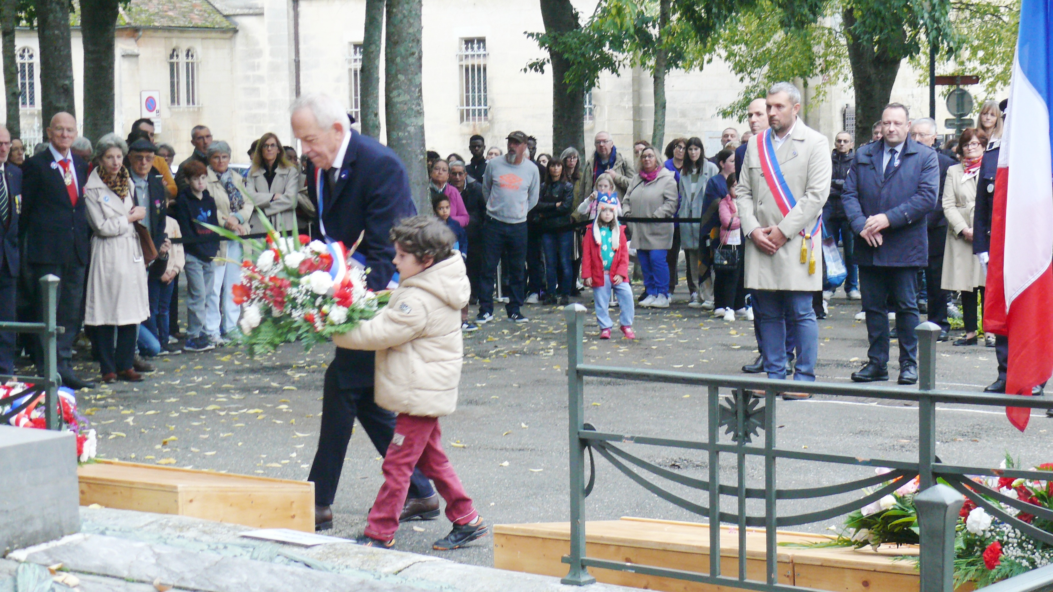 Le maire d'Auch était accompagné d'un enfant des écoles d'Auch