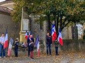 la cérémonie devant le monument aux morts