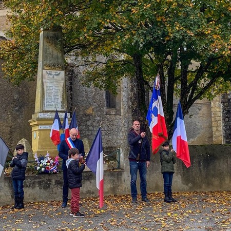 la cérémonie devant le monument aux morts