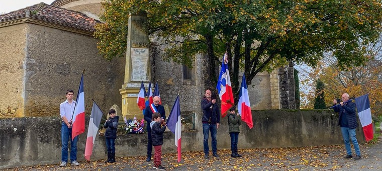 la cérémonie devant le monument aux morts