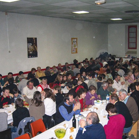 Repas au foyer de Lagarde-Hachan 2006.jpg